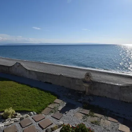 Paola Caposuvero Villa *