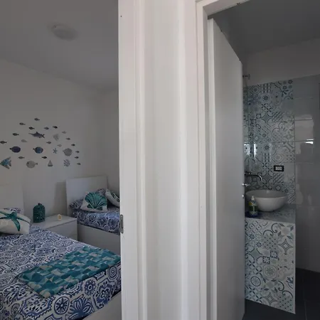 Paola Caposuvero Villa *