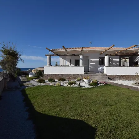 Paola Caposuvero Villa *