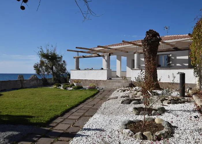 Paola Caposuvero Villa *