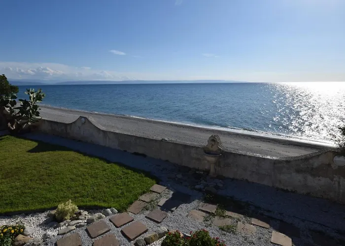 Paola Caposuvero Villa *