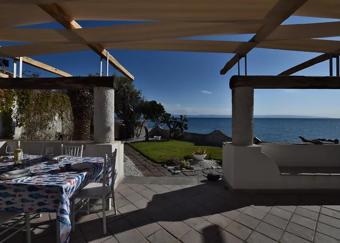 Paola Caposuvero Villa *