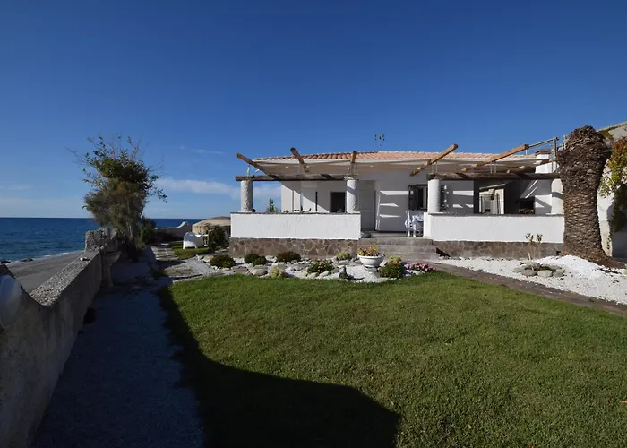 Paola Caposuvero Villa *